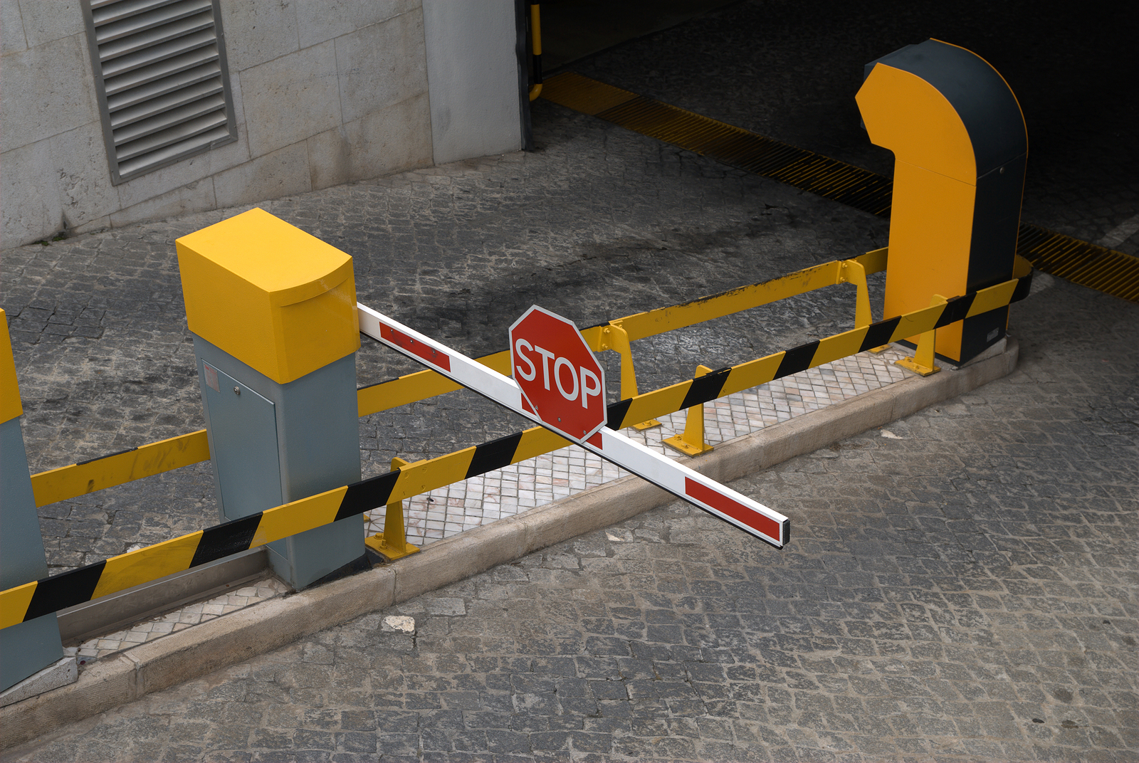 Troubleshooting Tips for Problematic Commercial Electric Gates BAF